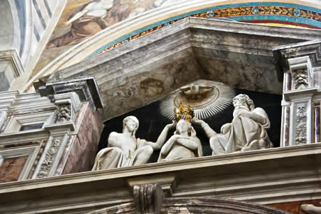 Des statues et des décorations dans la Cathédrale de Pise