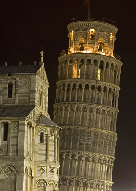 La torre pendente di Pisa di sera foto