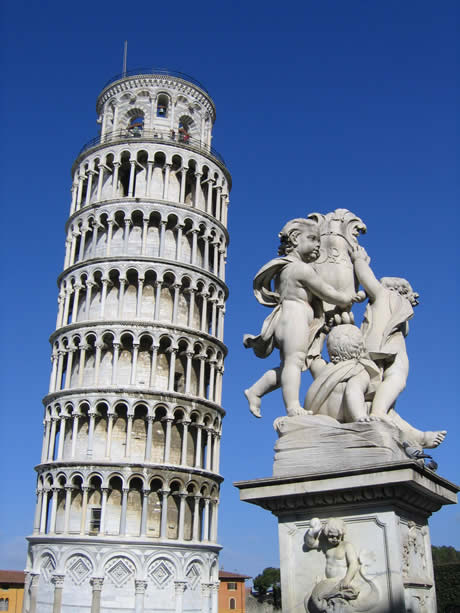 Statua angeli e la torre pendente di Pisa foto