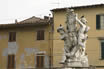 Statua Angeli Con Il Simbolo Di Pisa