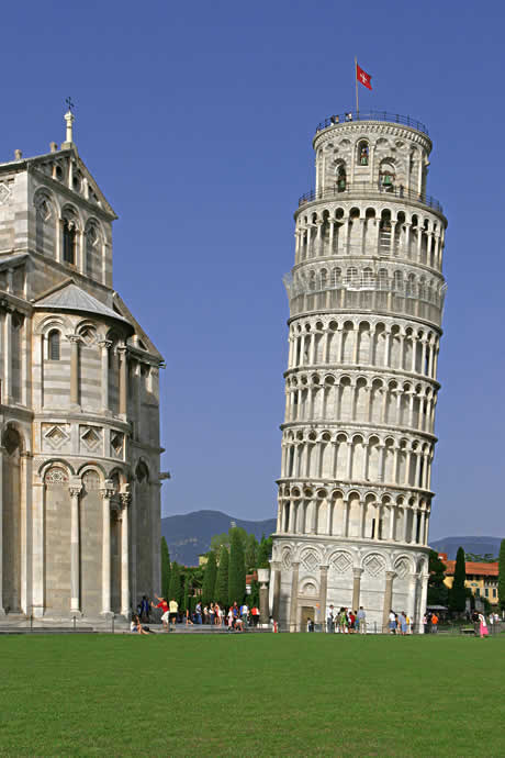 Turisti e la torre di Pisa foto